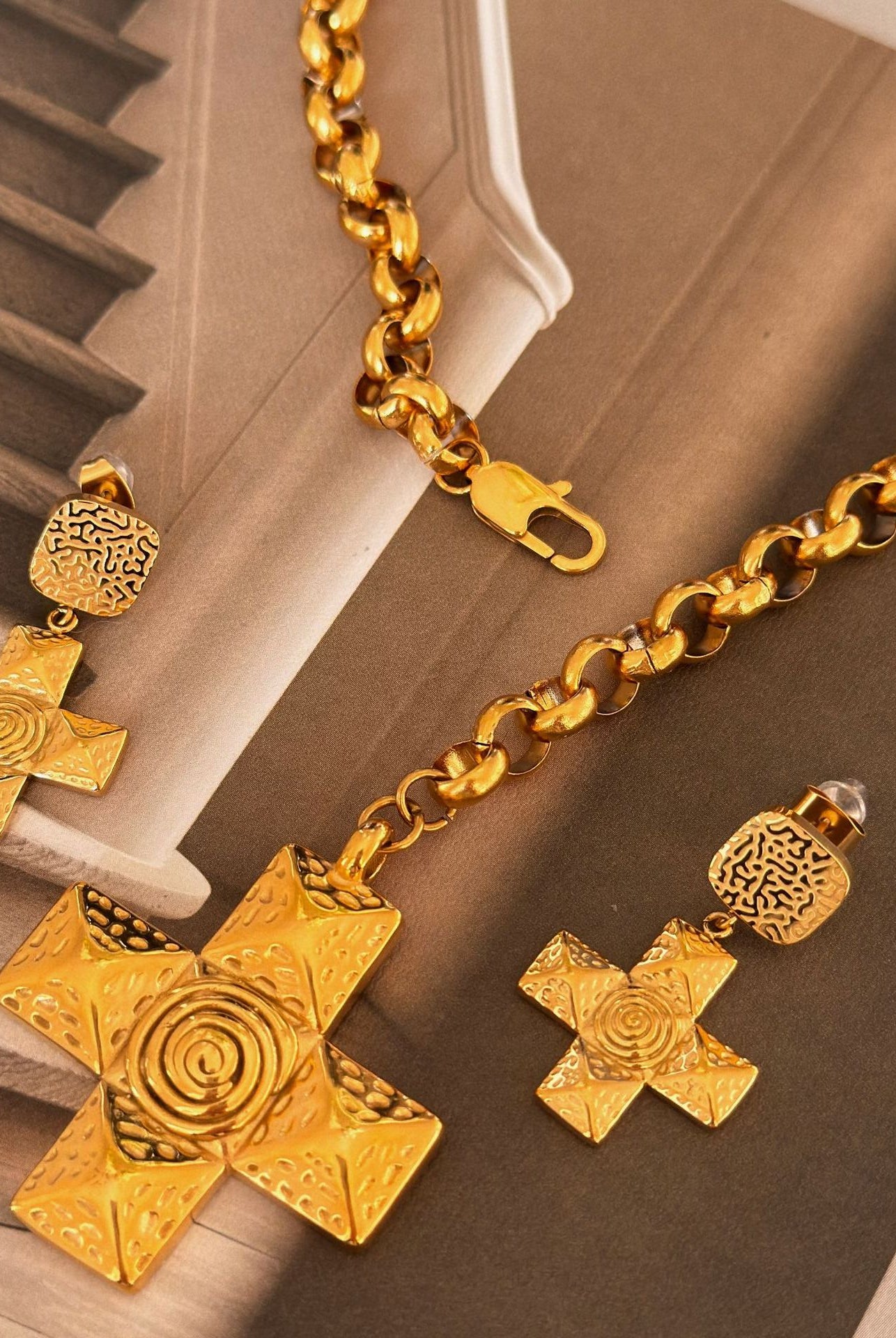 Retro Cross Pendant Necklace – 18K Gold-Plated Titanium Steel Classic-Bijou Crush