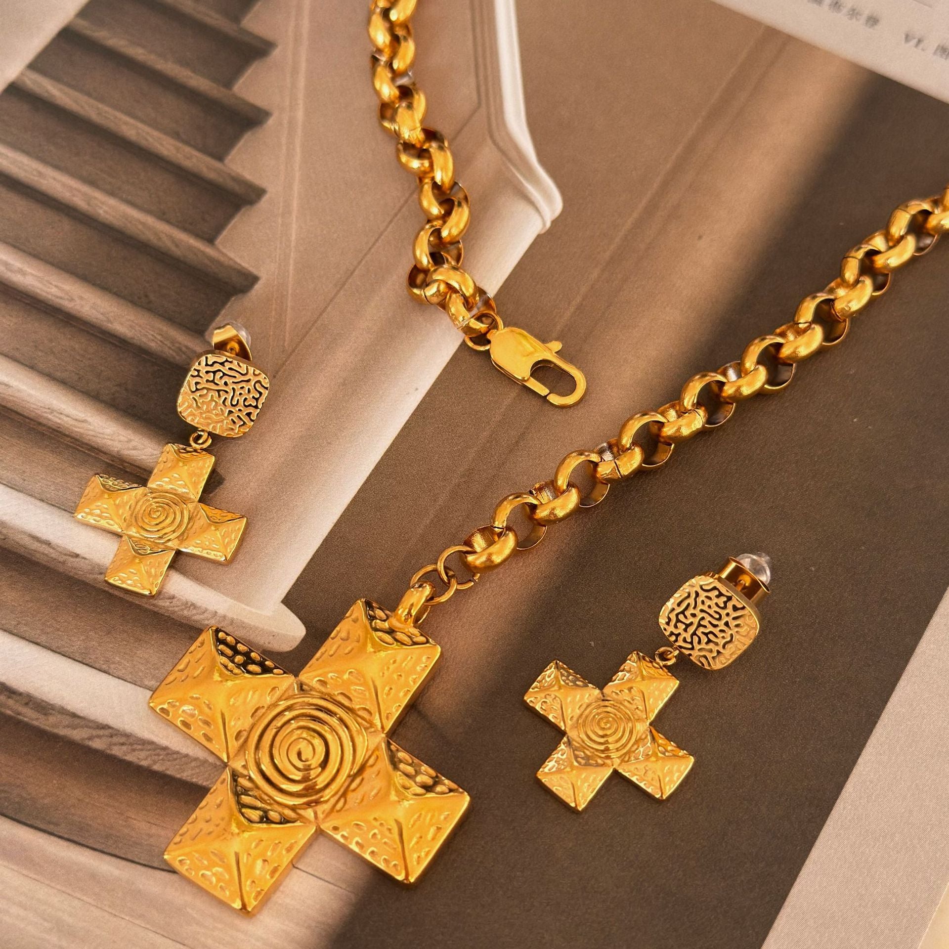 Retro Cross Pendant Necklace – 18K Gold-Plated Titanium Steel Classic-Bijou Crush