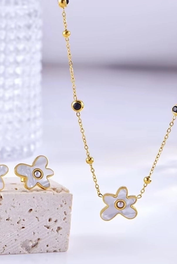 Chic 18K Gold-Plated Flower Jewelry Set with Acrylic Accents – Your Everyday Glow-Up-Bijou Crush