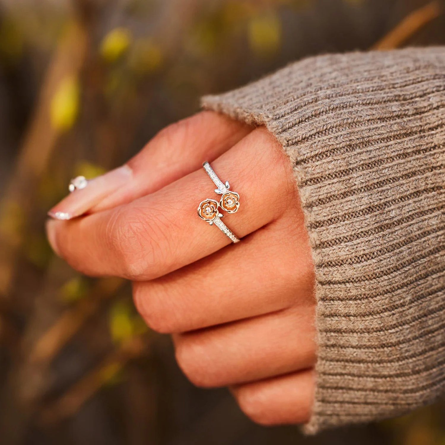 Rose Shape Inlaid Zircon Bypass Ring-Bijou Crush